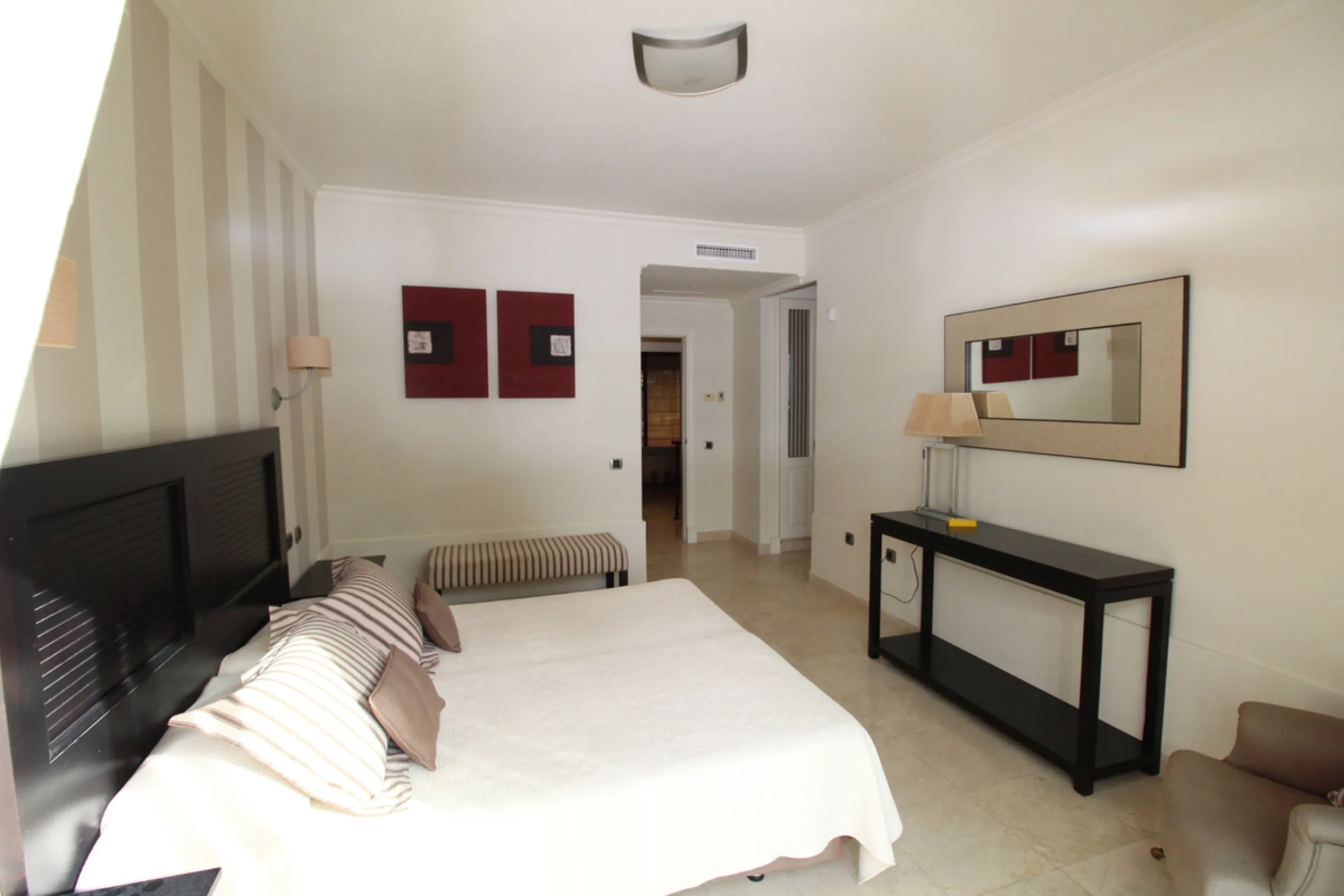 House - Semi-Detached House в продаже в Marbella, Málaga. В доме 3 спален и 3 ванных комнат. Площадь дома 431 м². Площадь участка 100 м²