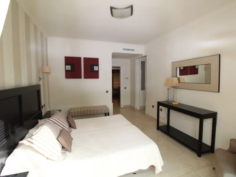 House - Semi-Detached House в продаже в Marbella, Málaga. В доме 3 спален и 3 ванных комнат. Площадь дома 431 м². Площадь участка 100 м²