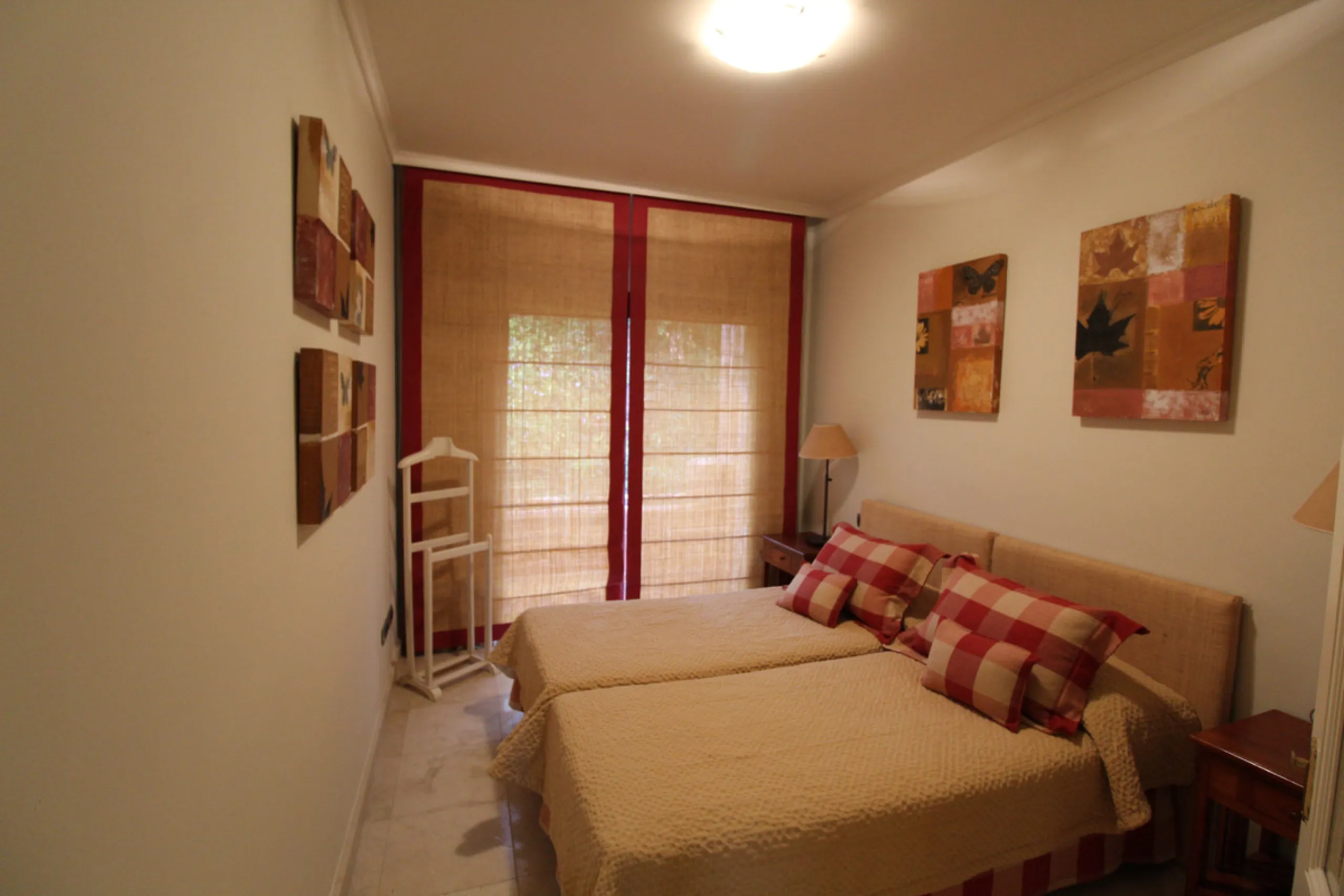 House - Semi-Detached House в продаже в Marbella, Málaga. В доме 3 спален и 3 ванных комнат. Площадь дома 431 м². Площадь участка 100 м²