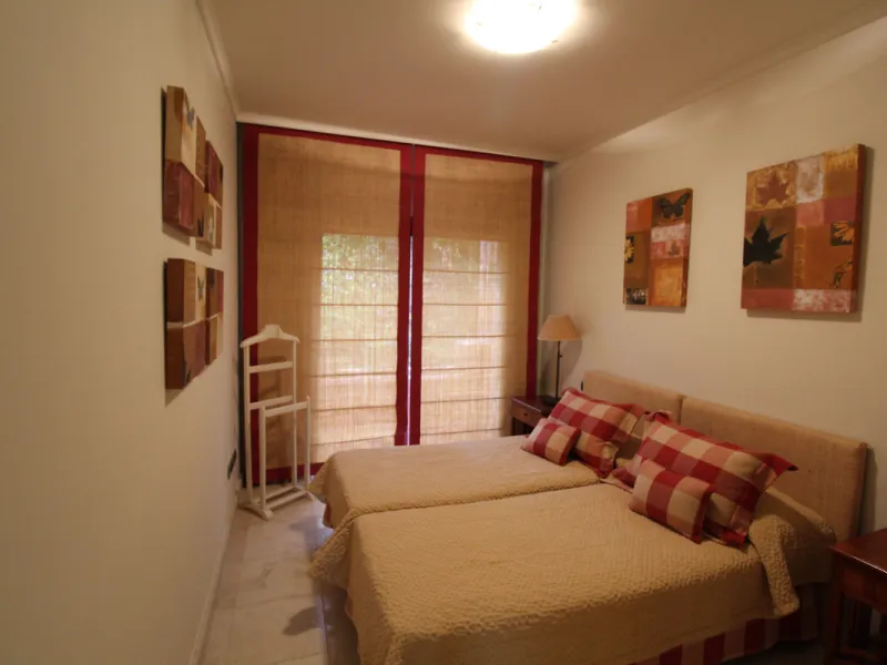 House - Semi-Detached House в продаже в Marbella, Málaga. В доме 3 спален и 3 ванных комнат. Площадь дома 431 м². Площадь участка 100 м²