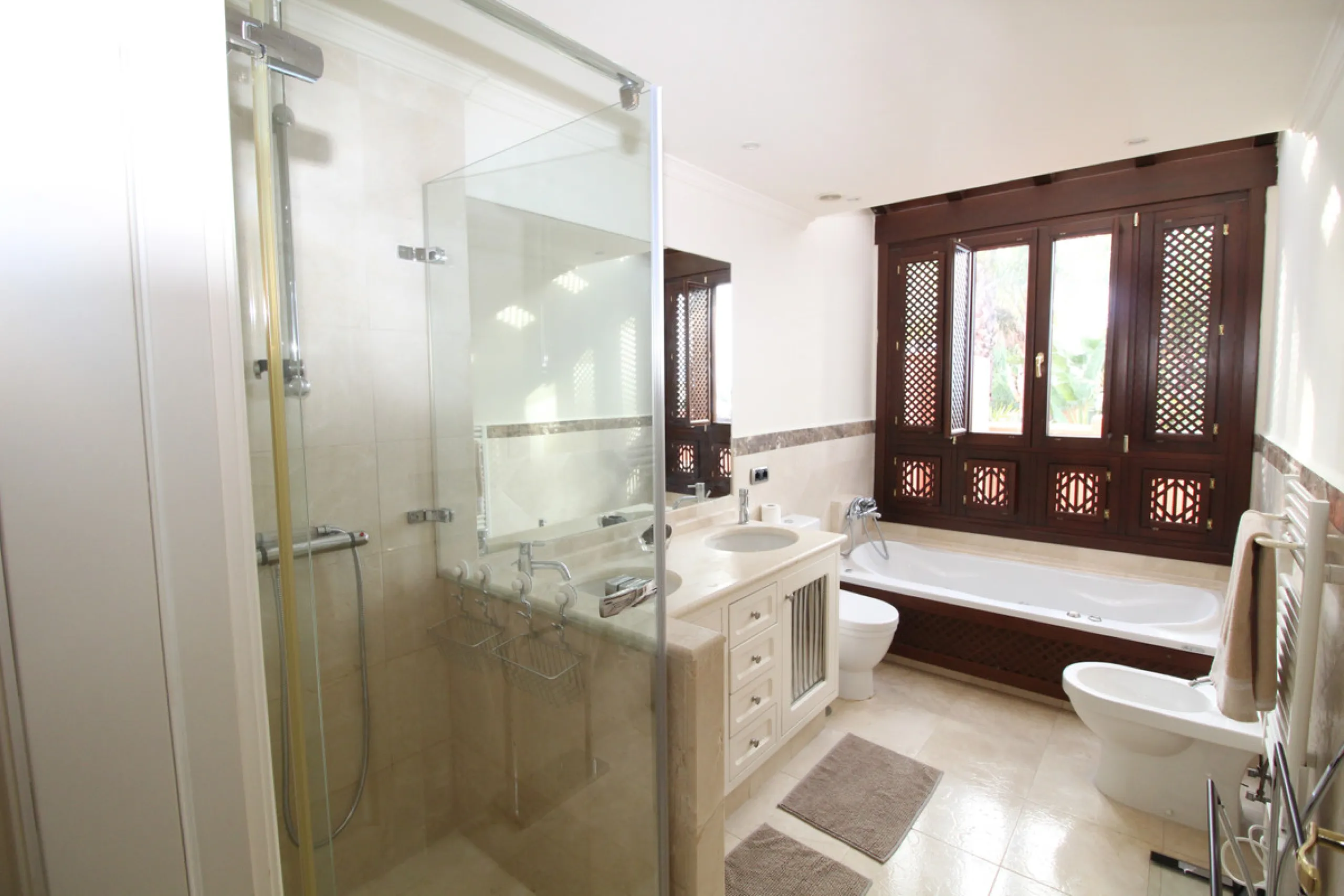 House - Semi-Detached House в продаже в Marbella, Málaga. В доме 3 спален и 3 ванных комнат. Площадь дома 431 м². Площадь участка 100 м²