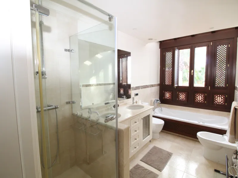 House - Semi-Detached House в продаже в Marbella, Málaga. В доме 3 спален и 3 ванных комнат. Площадь дома 431 м². Площадь участка 100 м²