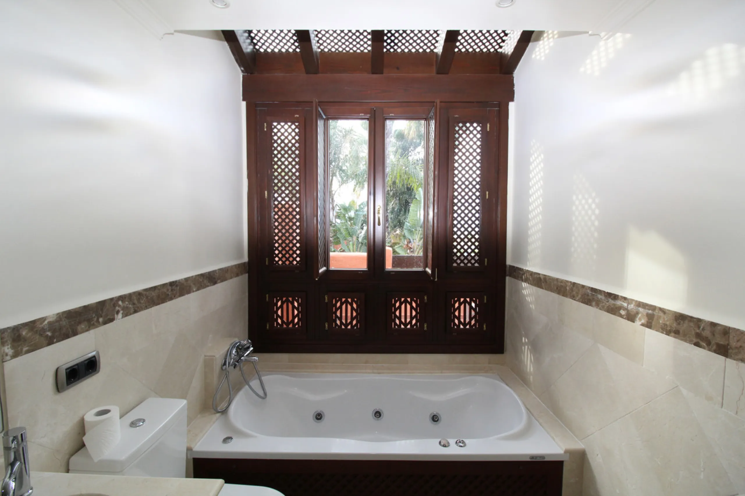 House - Semi-Detached House в продаже в Marbella, Málaga. В доме 3 спален и 3 ванных комнат. Площадь дома 431 м². Площадь участка 100 м²