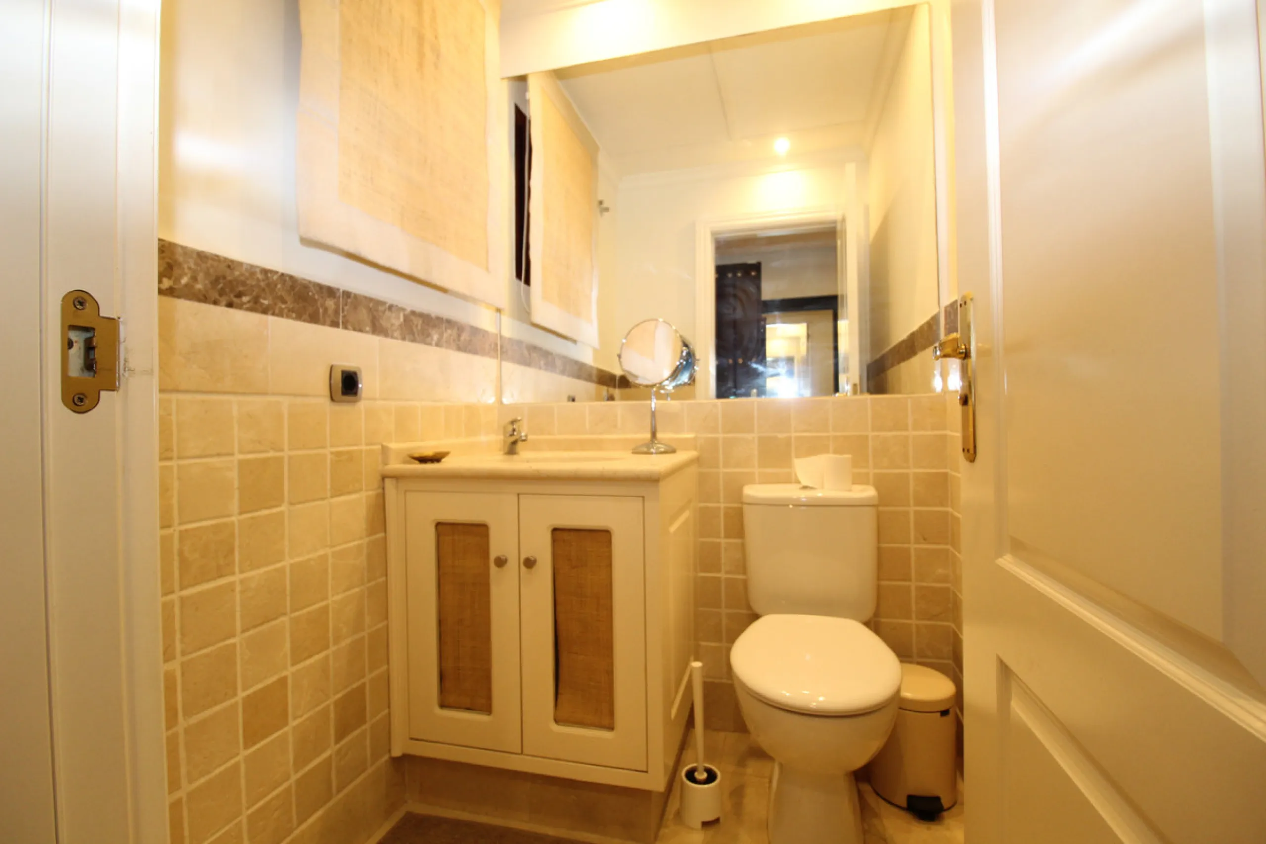 House - Semi-Detached House в продаже в Marbella, Málaga. В доме 3 спален и 3 ванных комнат. Площадь дома 431 м². Площадь участка 100 м²