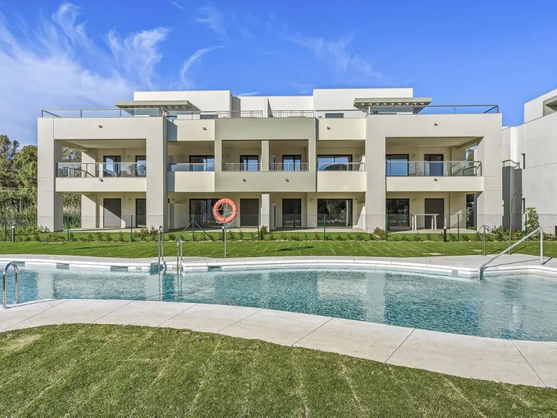 Moderne 3-Zimmer-Eckwohnung mit Westausrichtung in Casares Beach