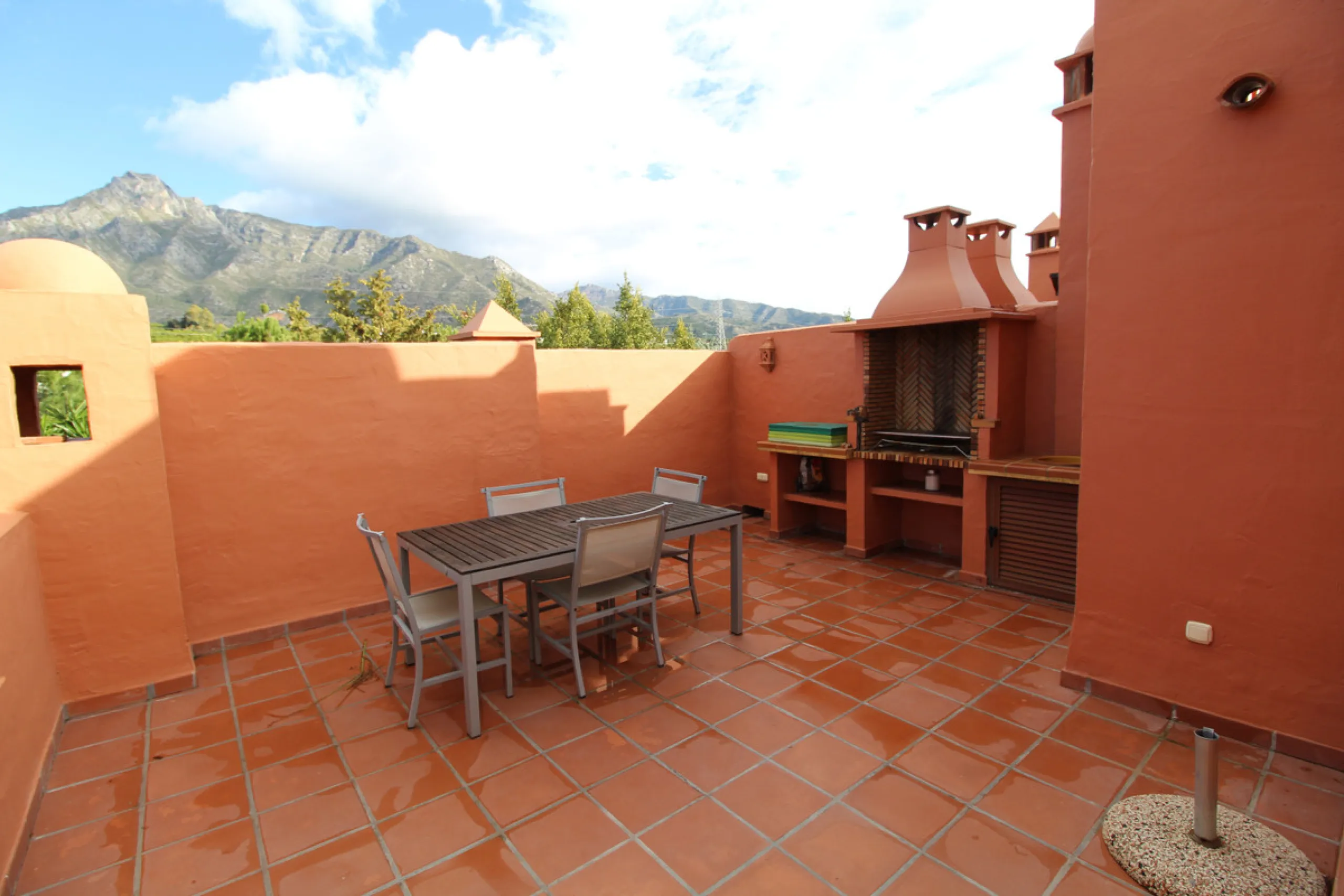 House - Semi-Detached House в продаже в Marbella, Málaga. В доме 3 спален и 3 ванных комнат. Площадь дома 431 м². Площадь участка 100 м²
