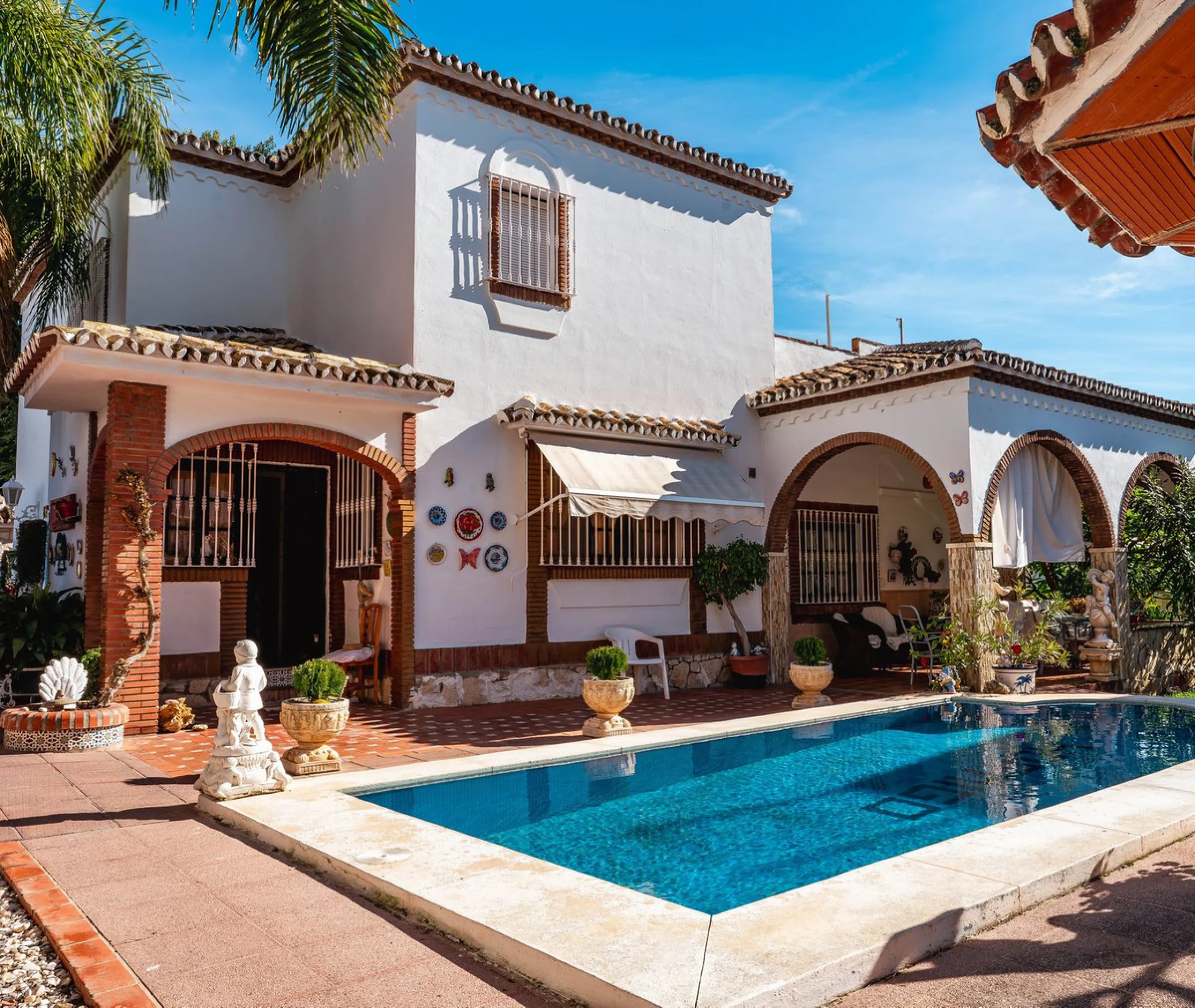 House - Detached Villa в продаже в Fuengirola, Málaga. В доме 5 спален и 2 ванных комнат. Площадь дома 415 м². Площадь участка 1089 м²