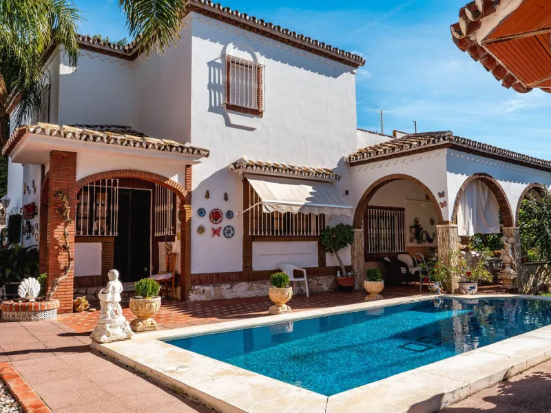 Unique opportunity in Los Pacos! This detached gem combines space, privacy and unlimited potential. Located in one of the most sought-after areas of Fuengirola, this property is perfect for both families looking for a permanent home and investors with vis