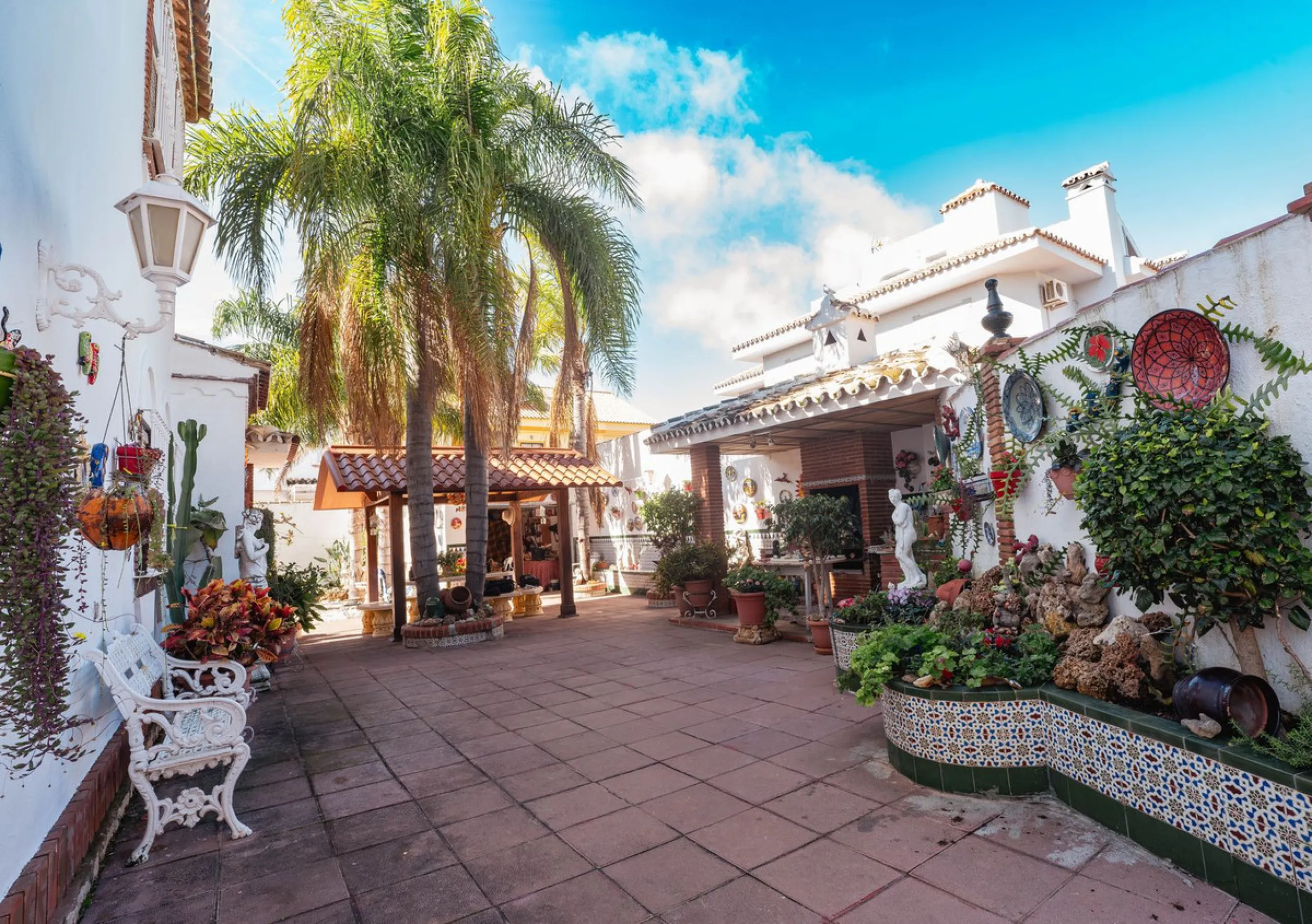 House - Detached Villa в продаже в Fuengirola, Málaga. В доме 5 спален и 2 ванных комнат. Площадь дома 415 м². Площадь участка 1089 м²