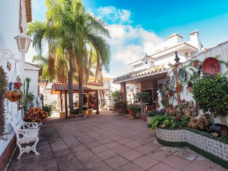 House - Detached Villa в продаже в Fuengirola, Málaga. В доме 5 спален и 2 ванных комнат. Площадь дома 415 м². Площадь участка 1089 м²