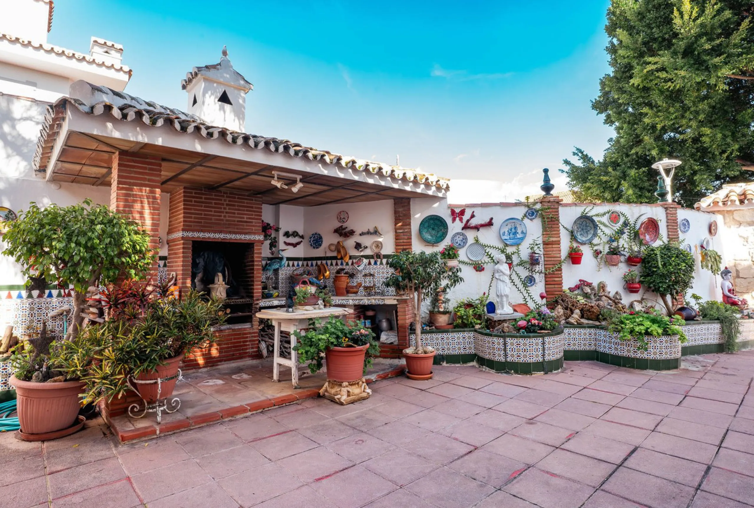 House - Detached Villa в продаже в Fuengirola, Málaga. В доме 5 спален и 2 ванных комнат. Площадь дома 415 м². Площадь участка 1089 м²