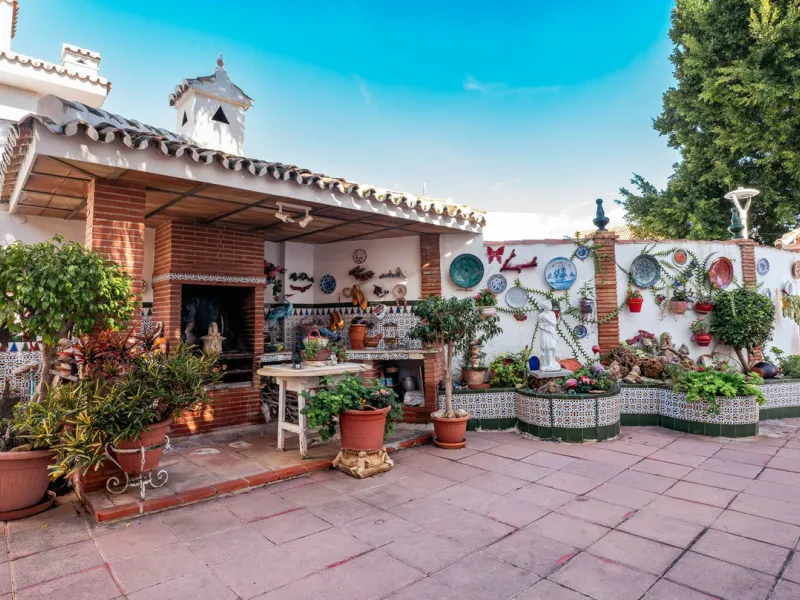 House - Detached Villa в продаже в Fuengirola, Málaga. В доме 5 спален и 2 ванных комнат. Площадь дома 415 м². Площадь участка 1089 м²