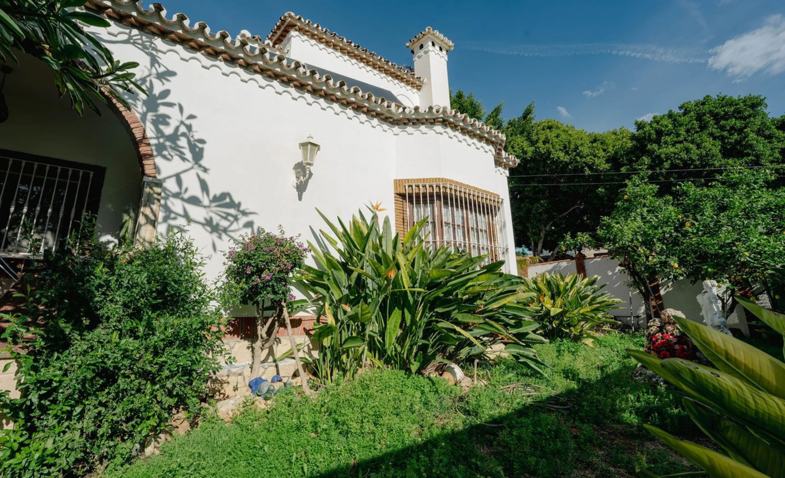 House - Detached Villa в продаже в Fuengirola, Málaga. В доме 5 спален и 2 ванных комнат. Площадь дома 415 м². Площадь участка 1089 м²