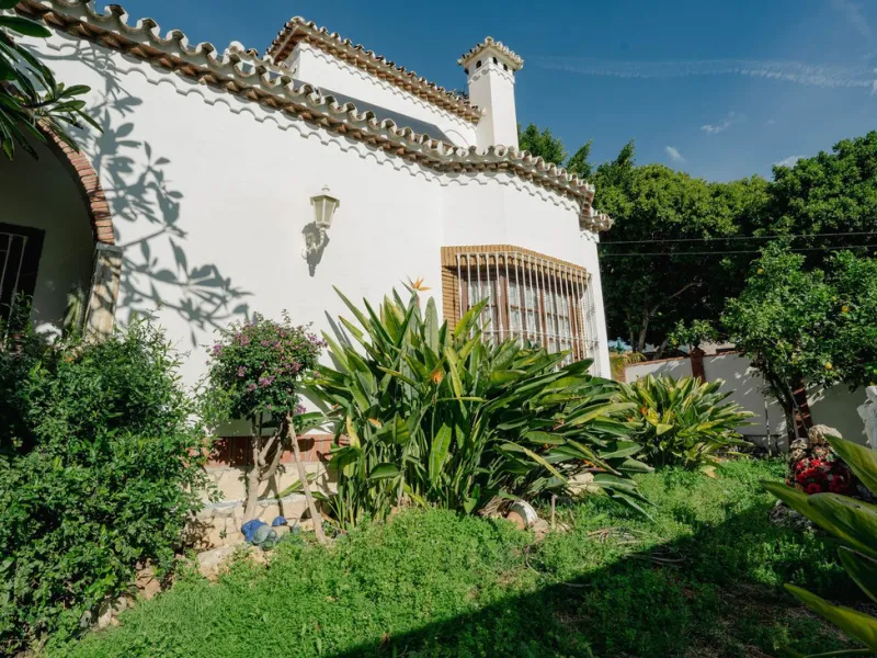 House - Detached Villa в продаже в Fuengirola, Málaga. В доме 5 спален и 2 ванных комнат. Площадь дома 415 м². Площадь участка 1089 м²
