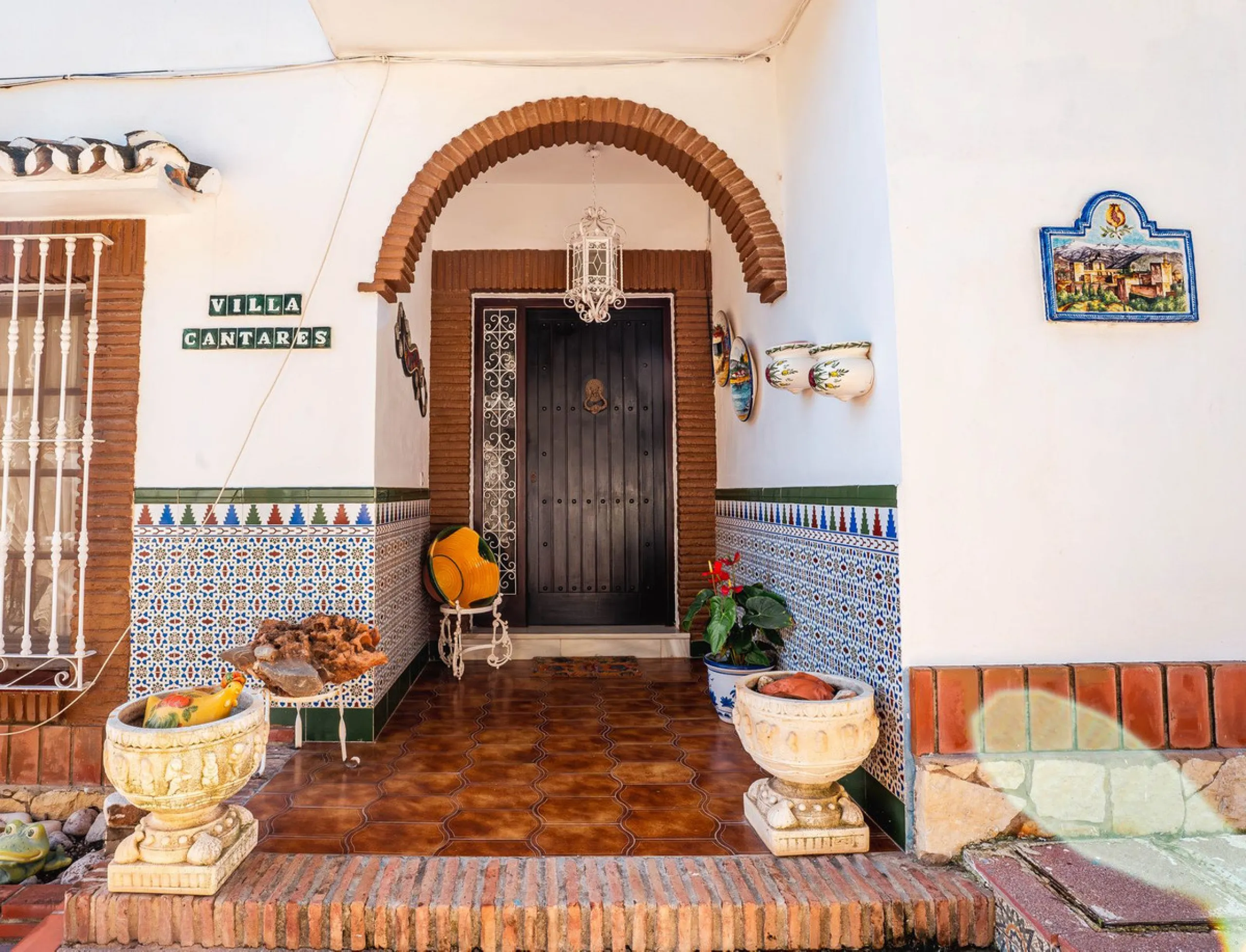 House - Detached Villa в продаже в Fuengirola, Málaga. В доме 5 спален и 2 ванных комнат. Площадь дома 415 м². Площадь участка 1089 м²