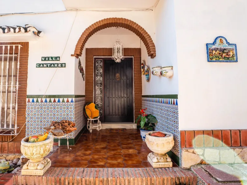 House - Detached Villa в продаже в Fuengirola, Málaga. В доме 5 спален и 2 ванных комнат. Площадь дома 415 м². Площадь участка 1089 м²