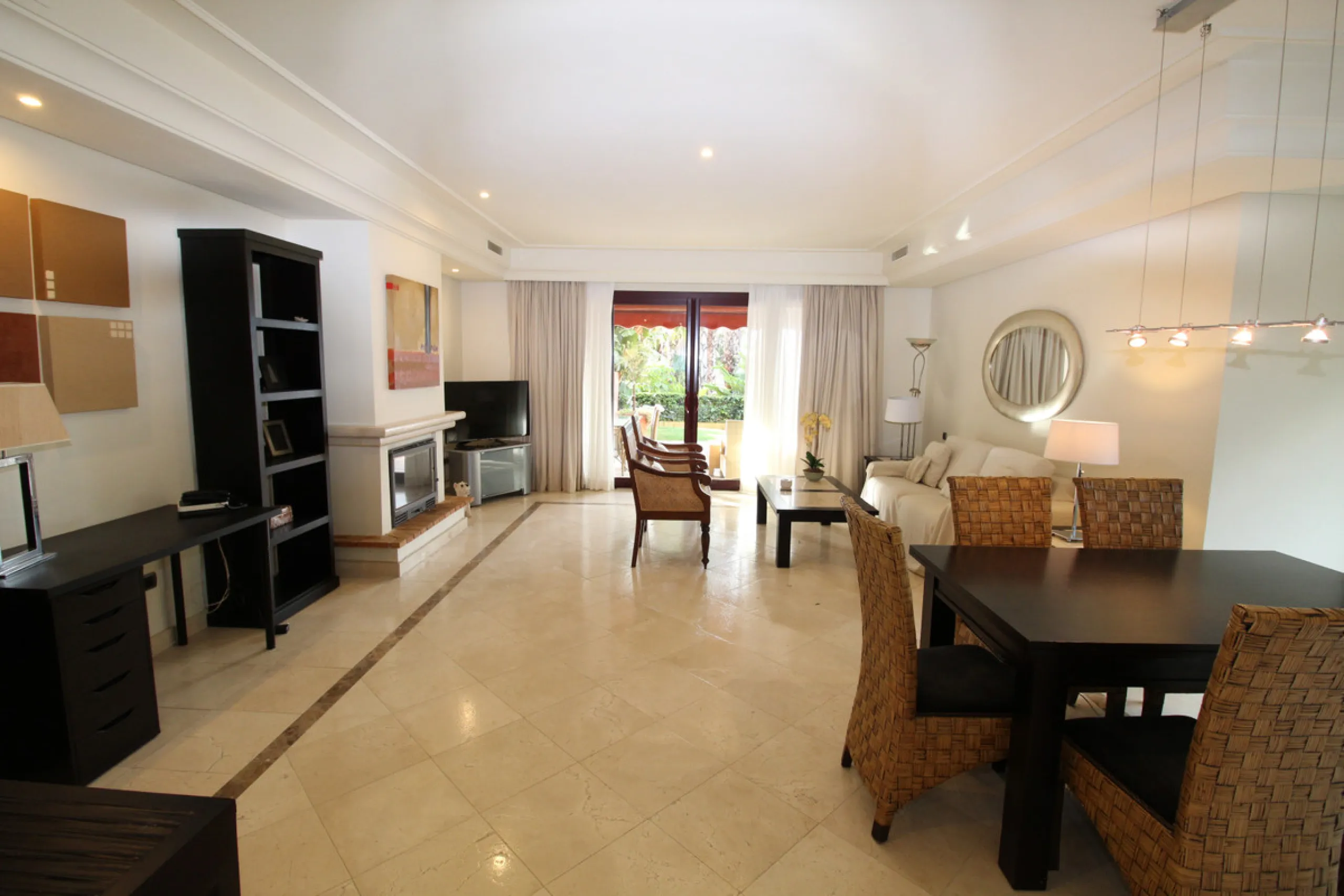 House - Semi-Detached House в продаже в Marbella, Málaga. В доме 3 спален и 3 ванных комнат. Площадь дома 431 м². Площадь участка 100 м²