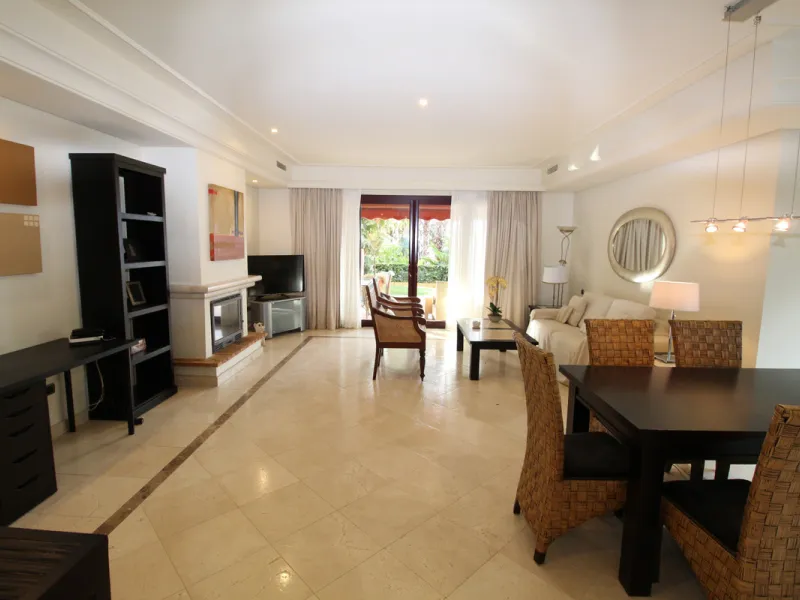 House - Semi-Detached House в продаже в Marbella, Málaga. В доме 3 спален и 3 ванных комнат. Площадь дома 431 м². Площадь участка 100 м²