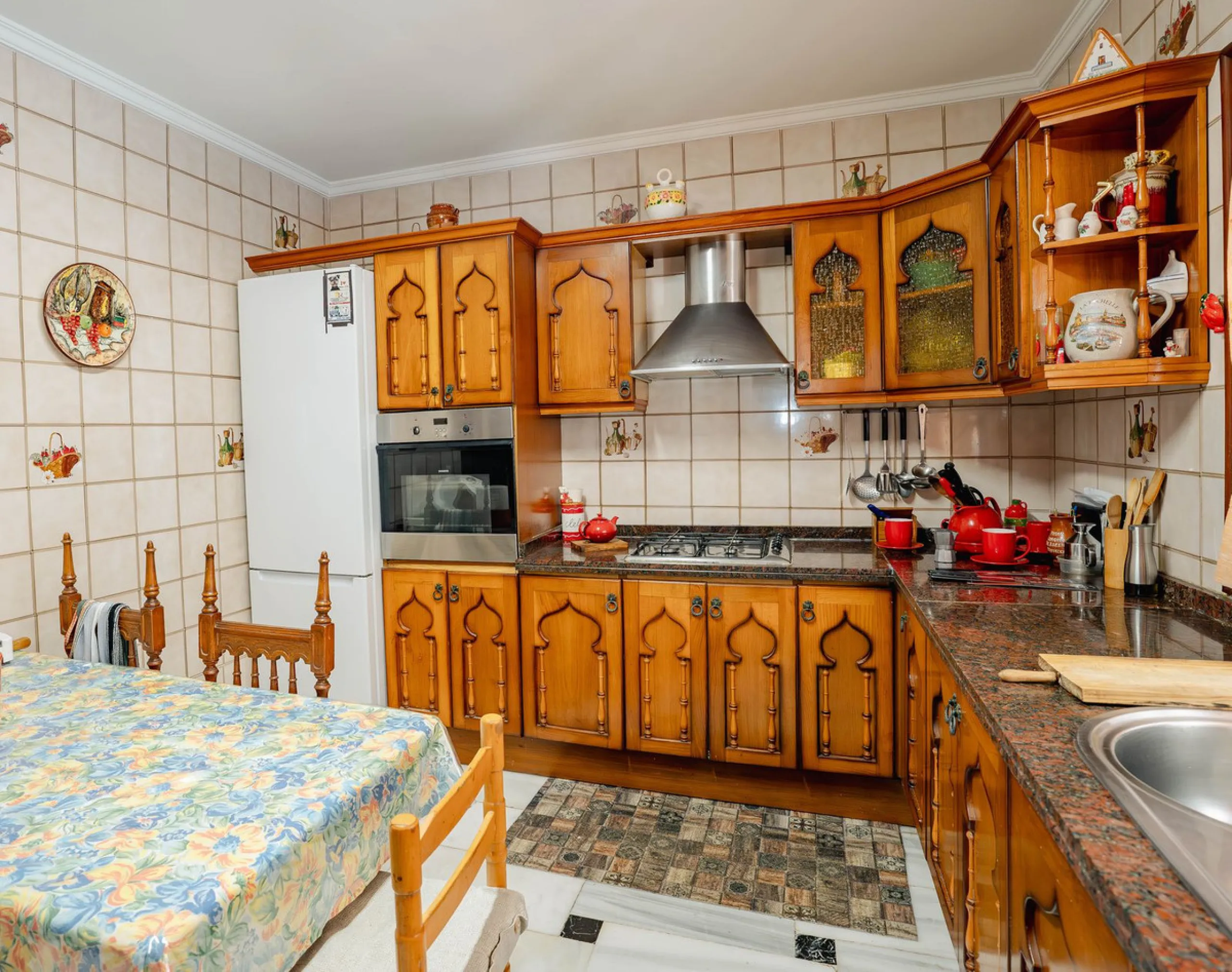 House - Detached Villa в продаже в Fuengirola, Málaga. В доме 5 спален и 2 ванных комнат. Площадь дома 415 м². Площадь участка 1089 м²