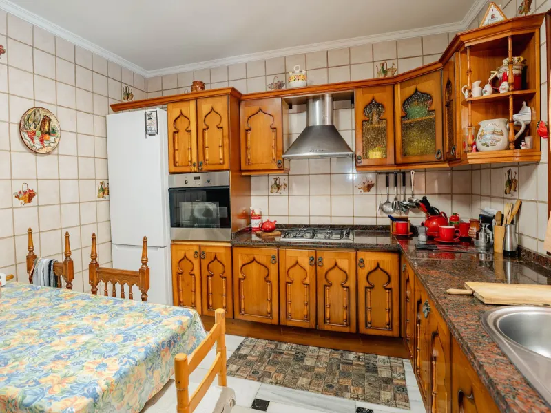 House - Detached Villa в продаже в Fuengirola, Málaga. В доме 5 спален и 2 ванных комнат. Площадь дома 415 м². Площадь участка 1089 м²