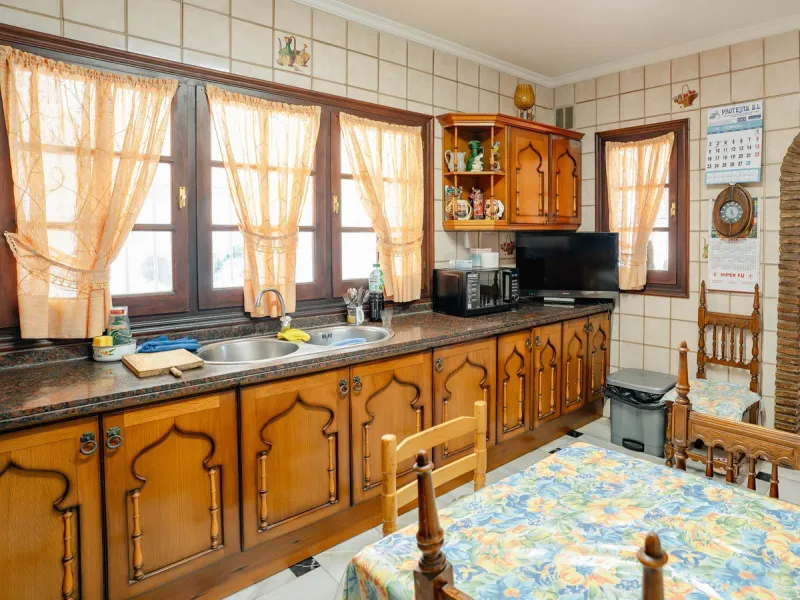 House - Detached Villa в продаже в Fuengirola, Málaga. В доме 5 спален и 2 ванных комнат. Площадь дома 415 м². Площадь участка 1089 м²