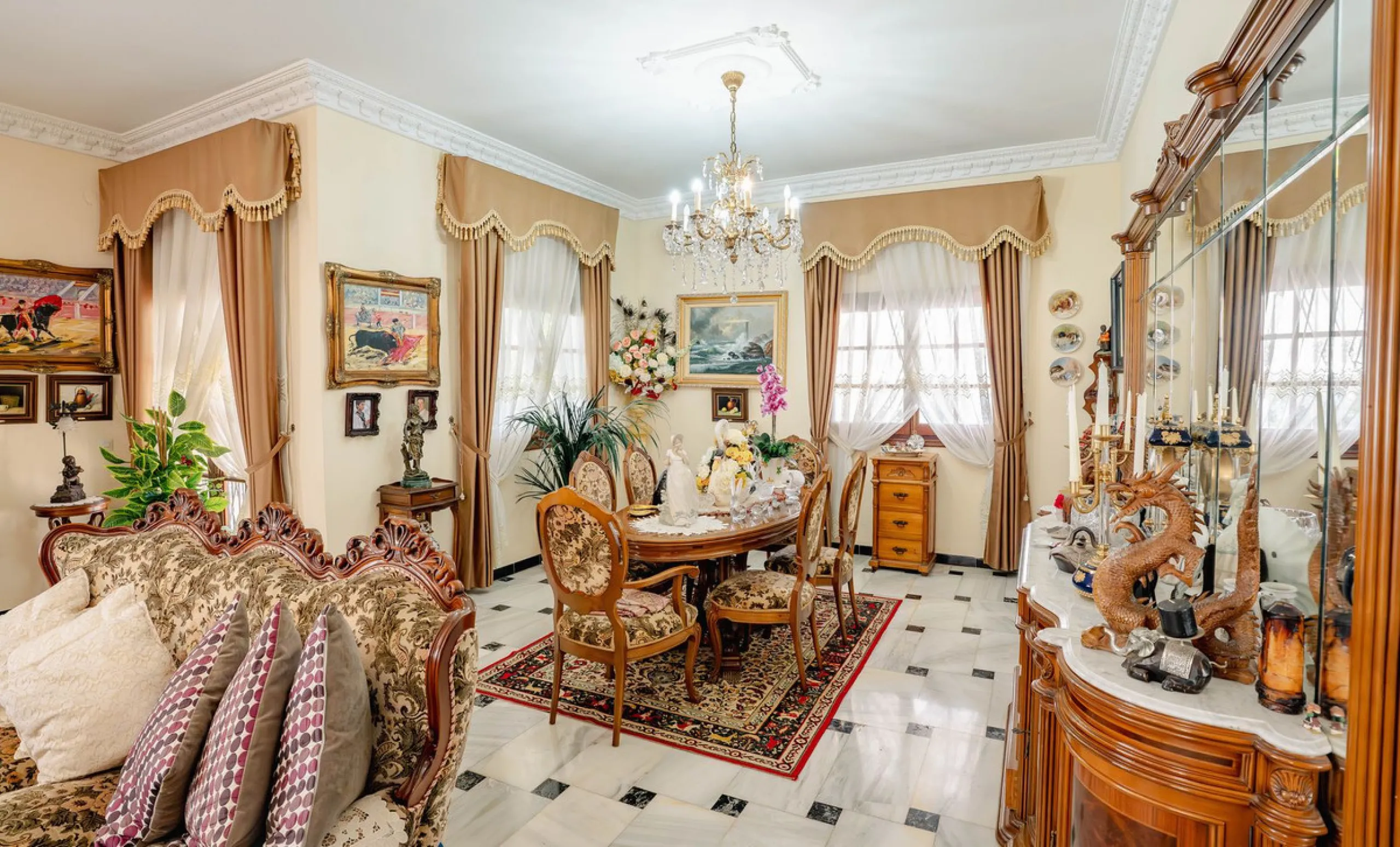 House - Detached Villa в продаже в Fuengirola, Málaga. В доме 5 спален и 2 ванных комнат. Площадь дома 415 м². Площадь участка 1089 м²