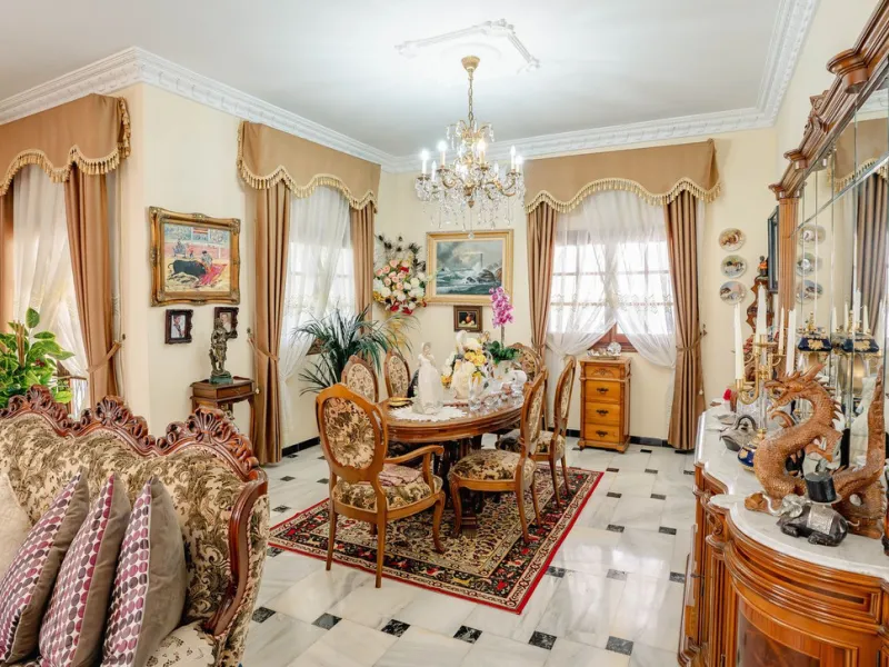 House - Detached Villa в продаже в Fuengirola, Málaga. В доме 5 спален и 2 ванных комнат. Площадь дома 415 м². Площадь участка 1089 м²