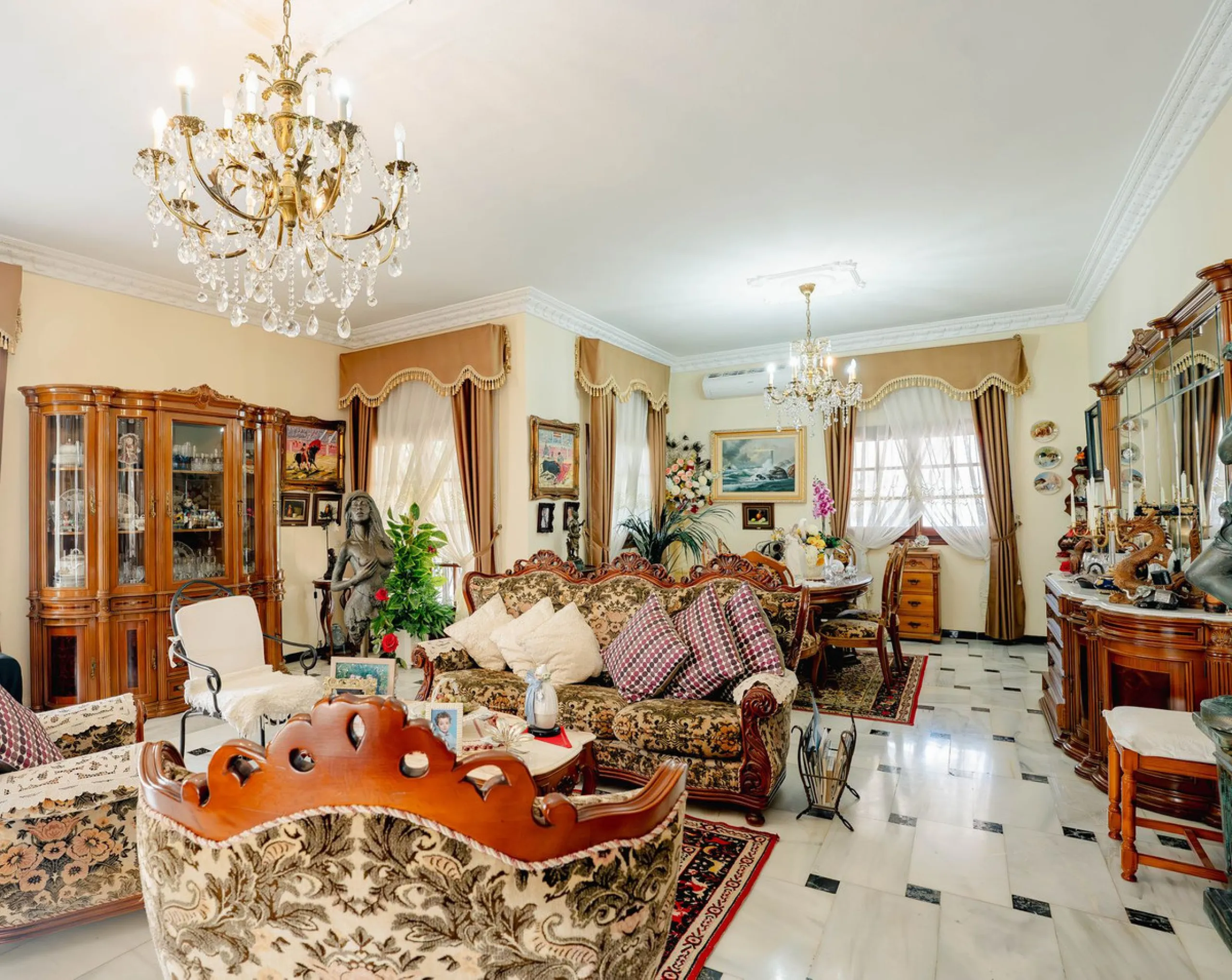 House - Detached Villa в продаже в Fuengirola, Málaga. В доме 5 спален и 2 ванных комнат. Площадь дома 415 м². Площадь участка 1089 м²