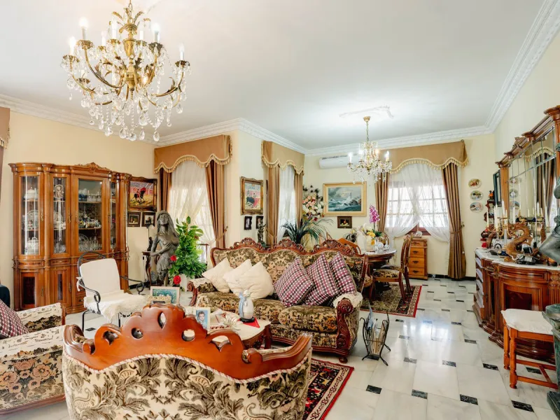 House - Detached Villa в продаже в Fuengirola, Málaga. В доме 5 спален и 2 ванных комнат. Площадь дома 415 м². Площадь участка 1089 м²