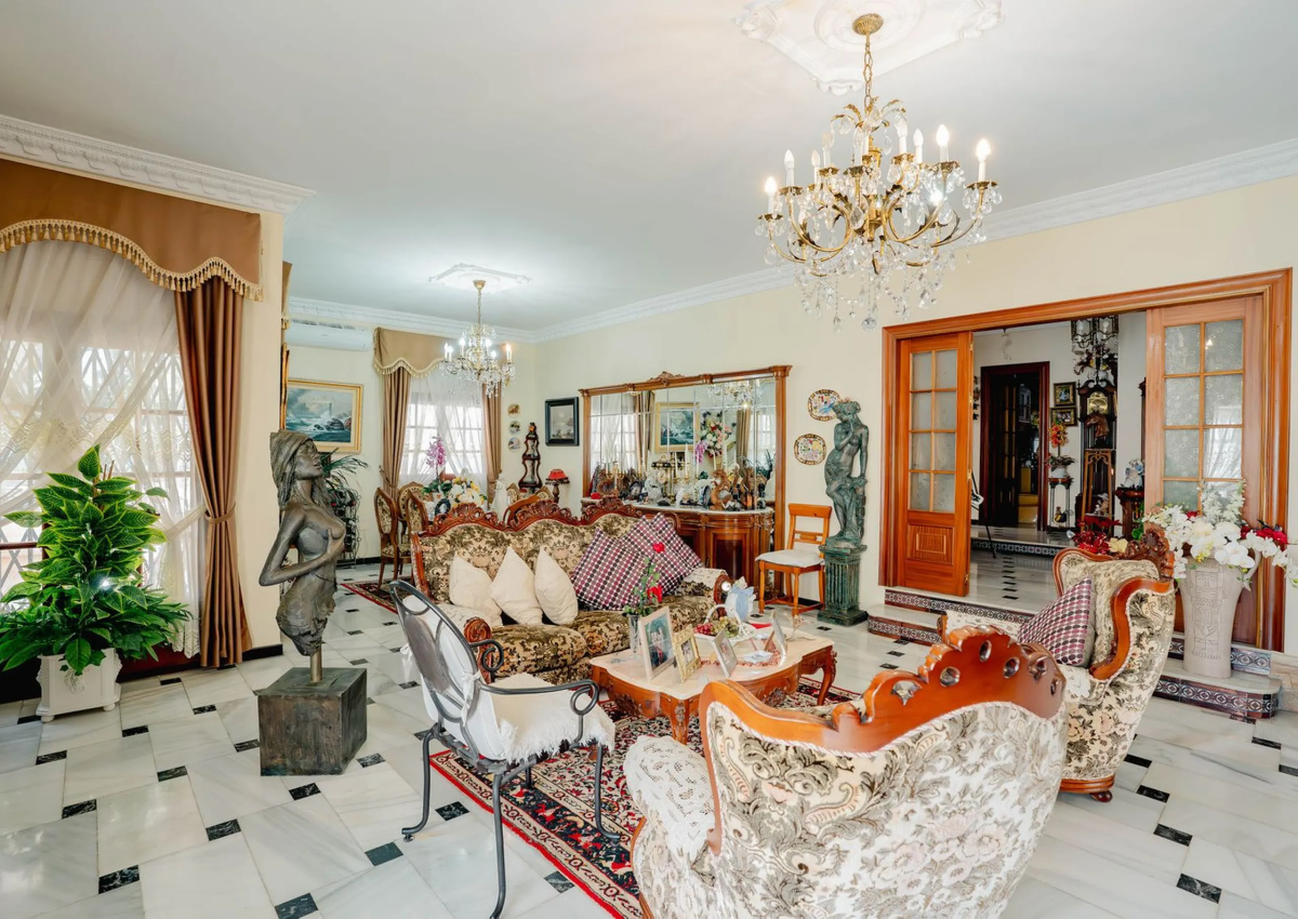 House - Detached Villa в продаже в Fuengirola, Málaga. В доме 5 спален и 2 ванных комнат. Площадь дома 415 м². Площадь участка 1089 м²