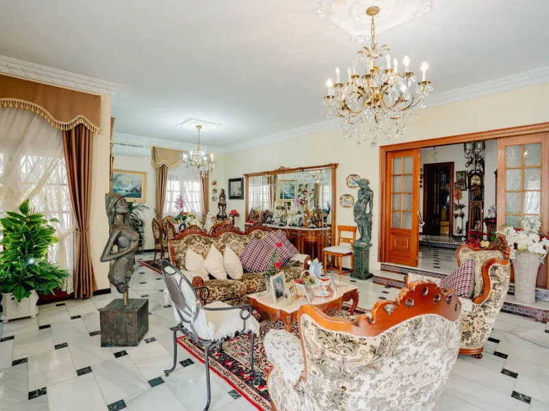 House - Detached Villa в продаже в Fuengirola, Málaga. В доме 5 спален и 2 ванных комнат. Площадь дома 415 м². Площадь участка 1089 м²