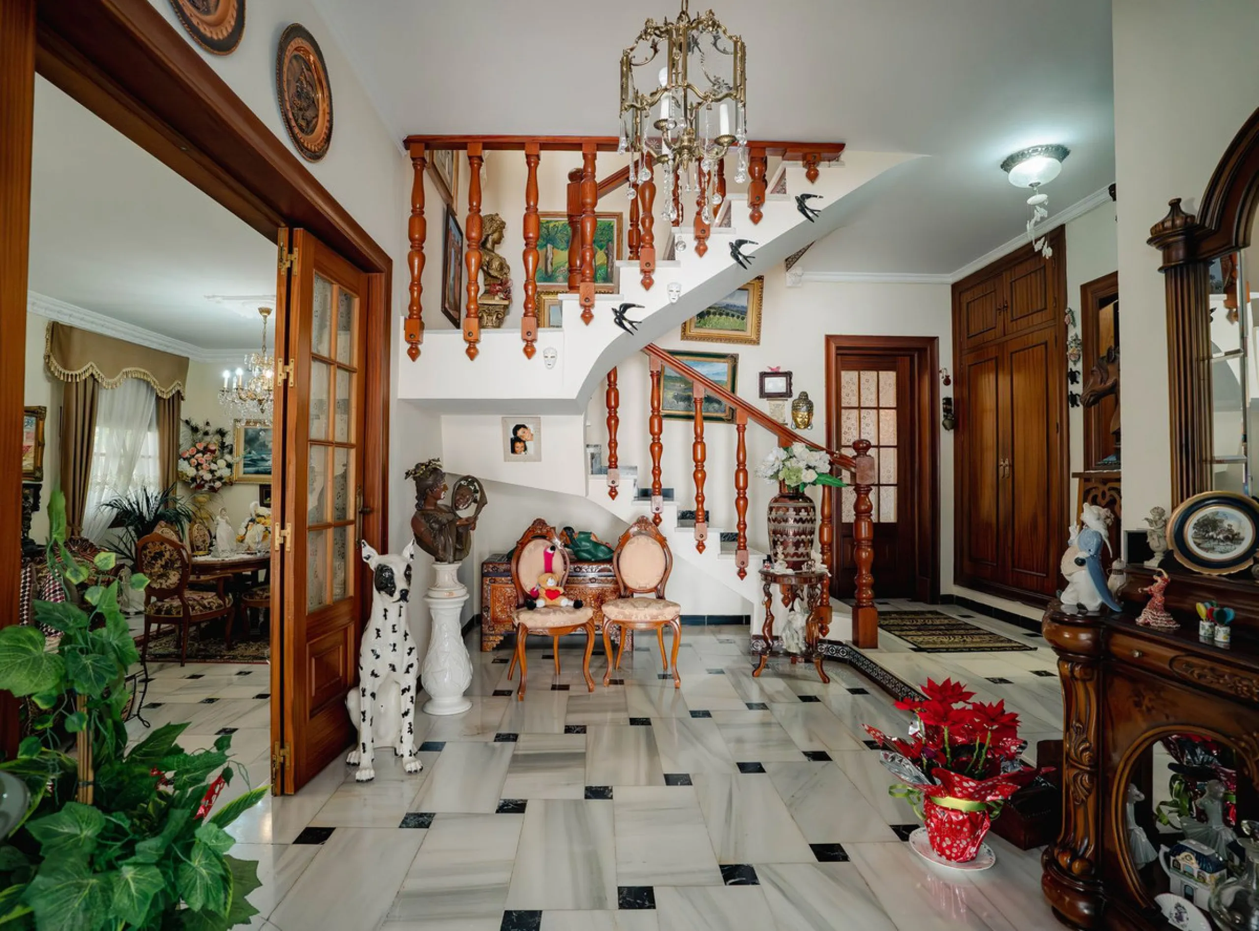 House - Detached Villa в продаже в Fuengirola, Málaga. В доме 5 спален и 2 ванных комнат. Площадь дома 415 м². Площадь участка 1089 м²