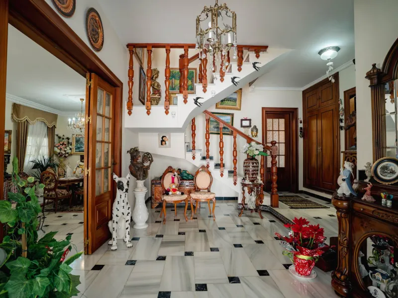 House - Detached Villa в продаже в Fuengirola, Málaga. В доме 5 спален и 2 ванных комнат. Площадь дома 415 м². Площадь участка 1089 м²
