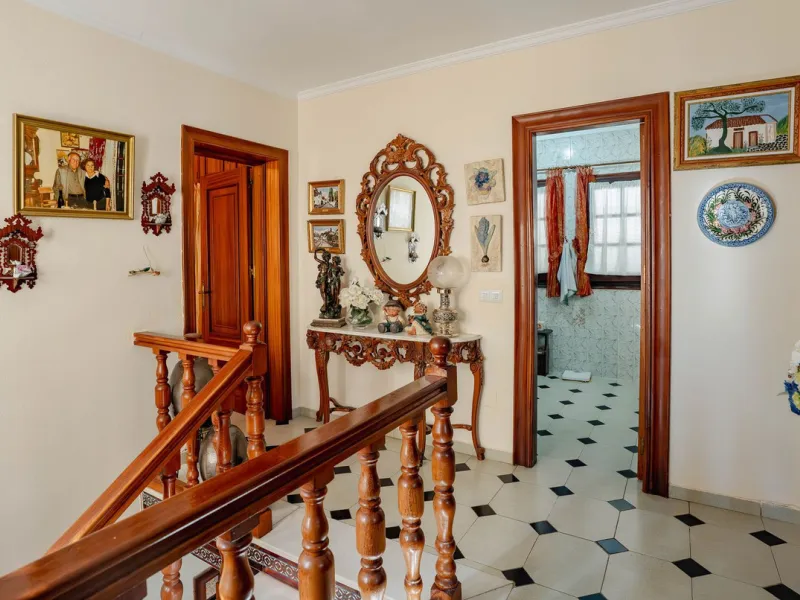 House - Detached Villa в продаже в Fuengirola, Málaga. В доме 5 спален и 2 ванных комнат. Площадь дома 415 м². Площадь участка 1089 м²