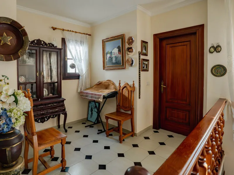 House - Detached Villa в продаже в Fuengirola, Málaga. В доме 5 спален и 2 ванных комнат. Площадь дома 415 м². Площадь участка 1089 м²