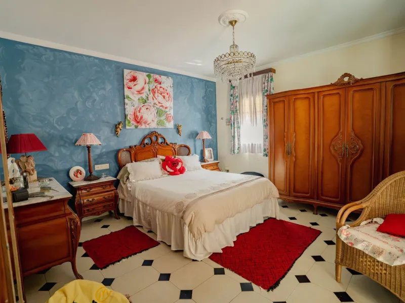 House - Detached Villa в продаже в Fuengirola, Málaga. В доме 5 спален и 2 ванных комнат. Площадь дома 415 м². Площадь участка 1089 м²