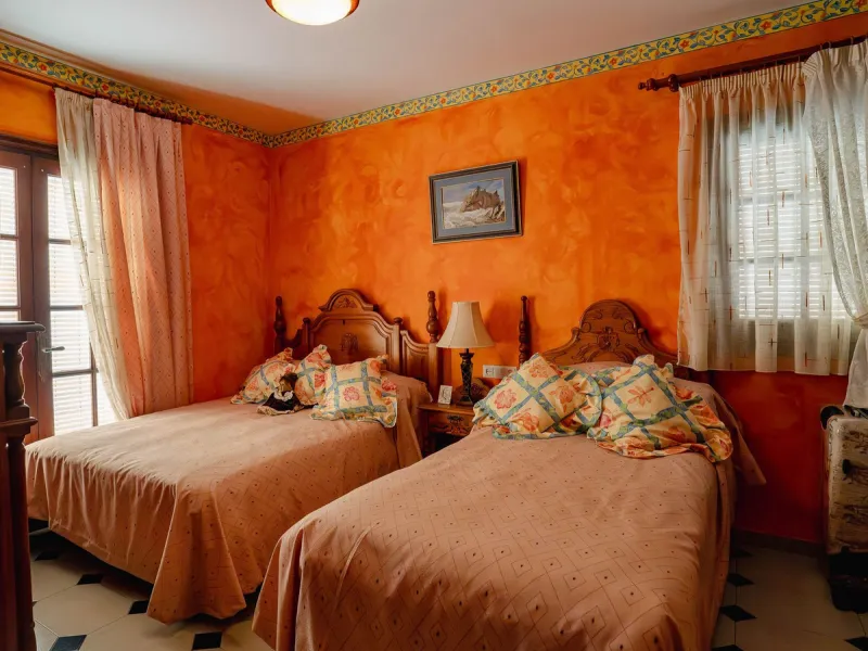 House - Detached Villa в продаже в Fuengirola, Málaga. В доме 5 спален и 2 ванных комнат. Площадь дома 415 м². Площадь участка 1089 м²