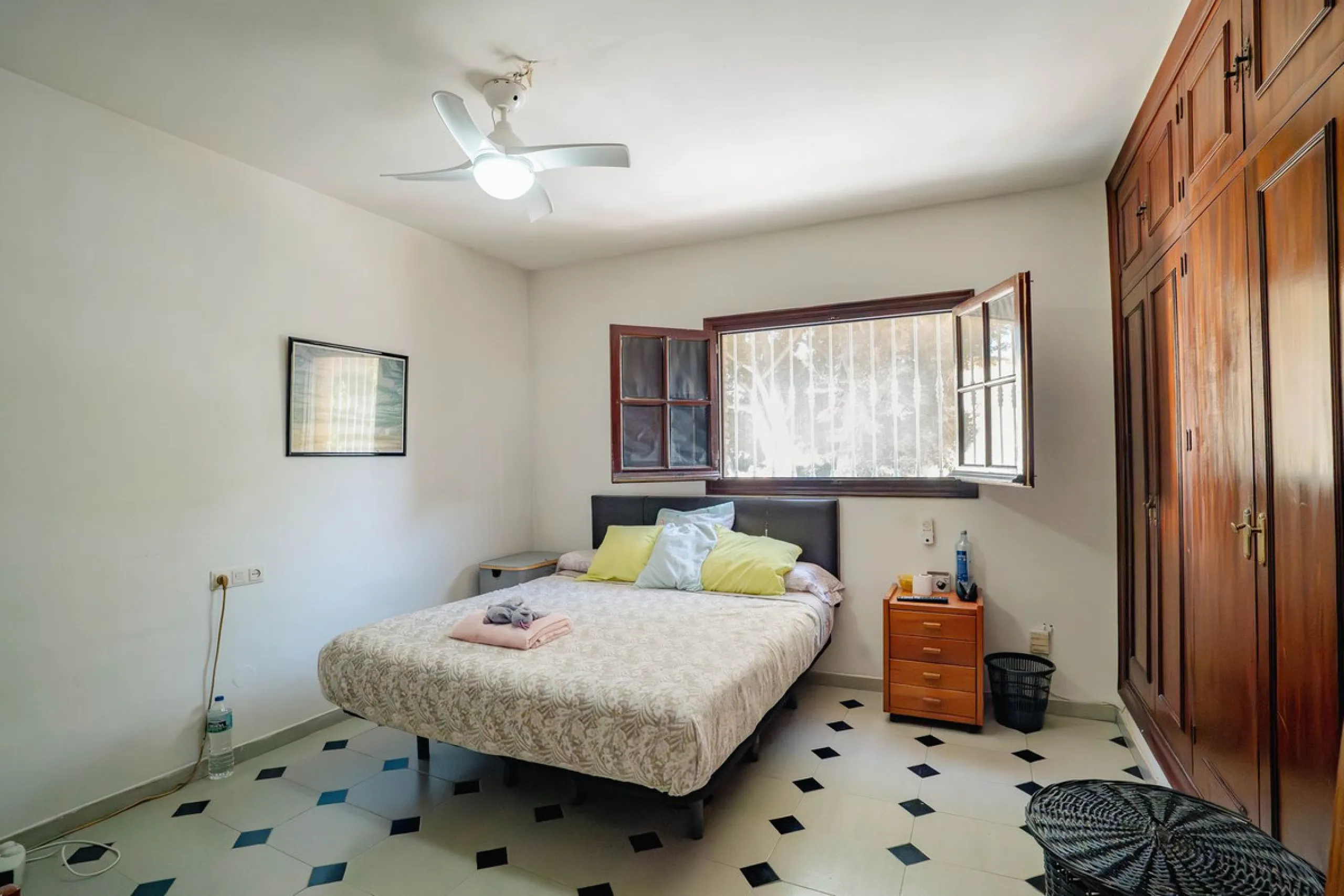 House - Detached Villa в продаже в Fuengirola, Málaga. В доме 5 спален и 2 ванных комнат. Площадь дома 415 м². Площадь участка 1089 м²