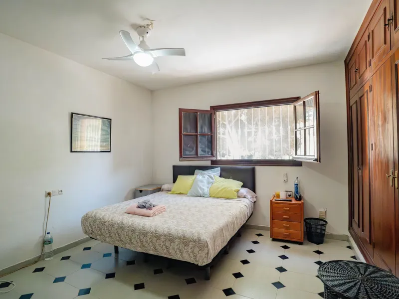 House - Detached Villa в продаже в Fuengirola, Málaga. В доме 5 спален и 2 ванных комнат. Площадь дома 415 м². Площадь участка 1089 м²