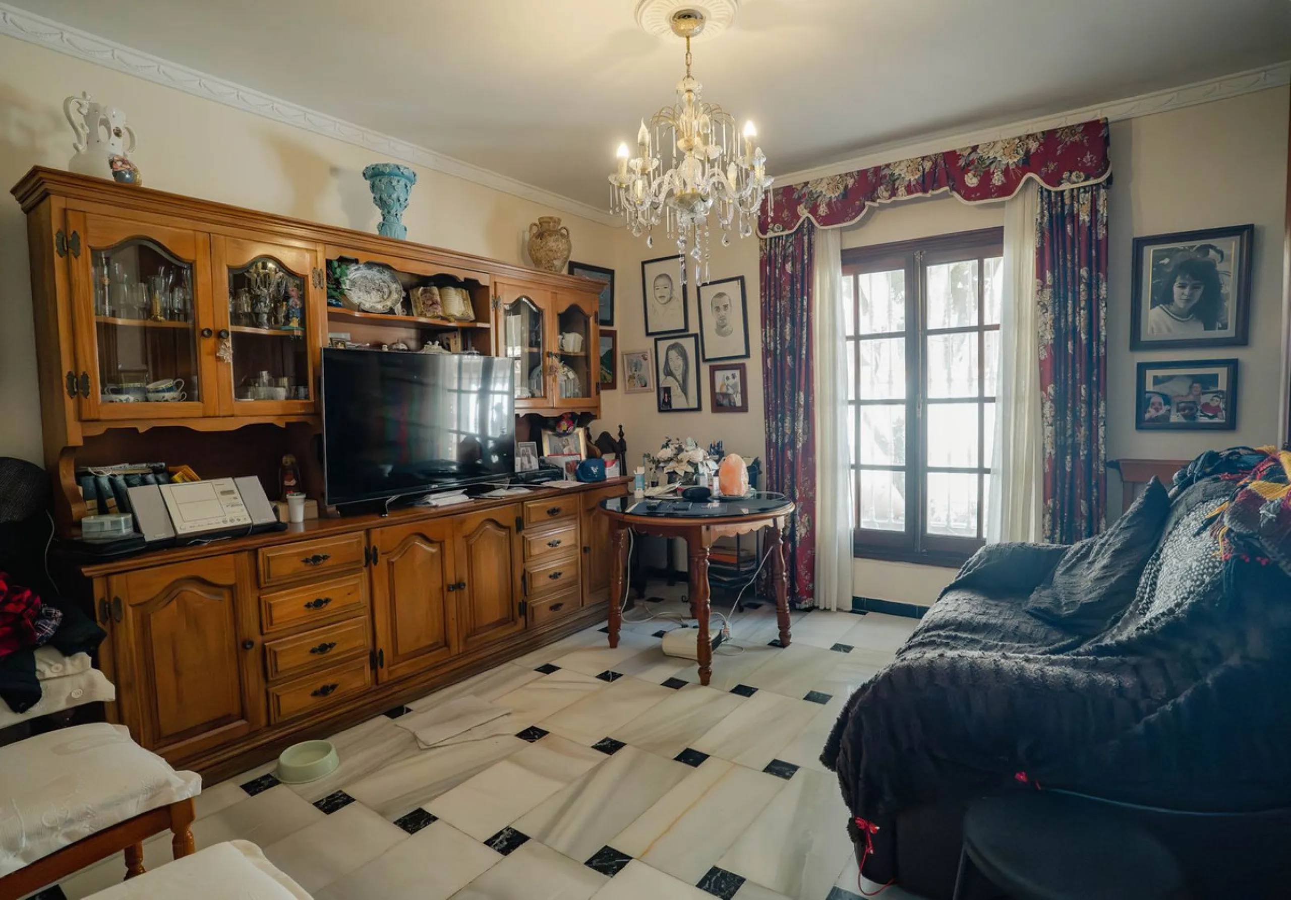 House - Detached Villa в продаже в Fuengirola, Málaga. В доме 5 спален и 2 ванных комнат. Площадь дома 415 м². Площадь участка 1089 м²