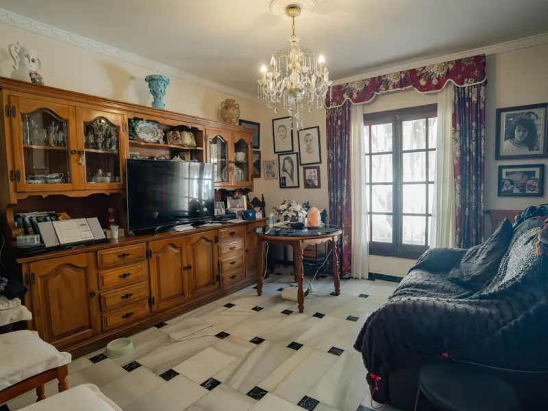 House - Detached Villa в продаже в Fuengirola, Málaga. В доме 5 спален и 2 ванных комнат. Площадь дома 415 м². Площадь участка 1089 м²