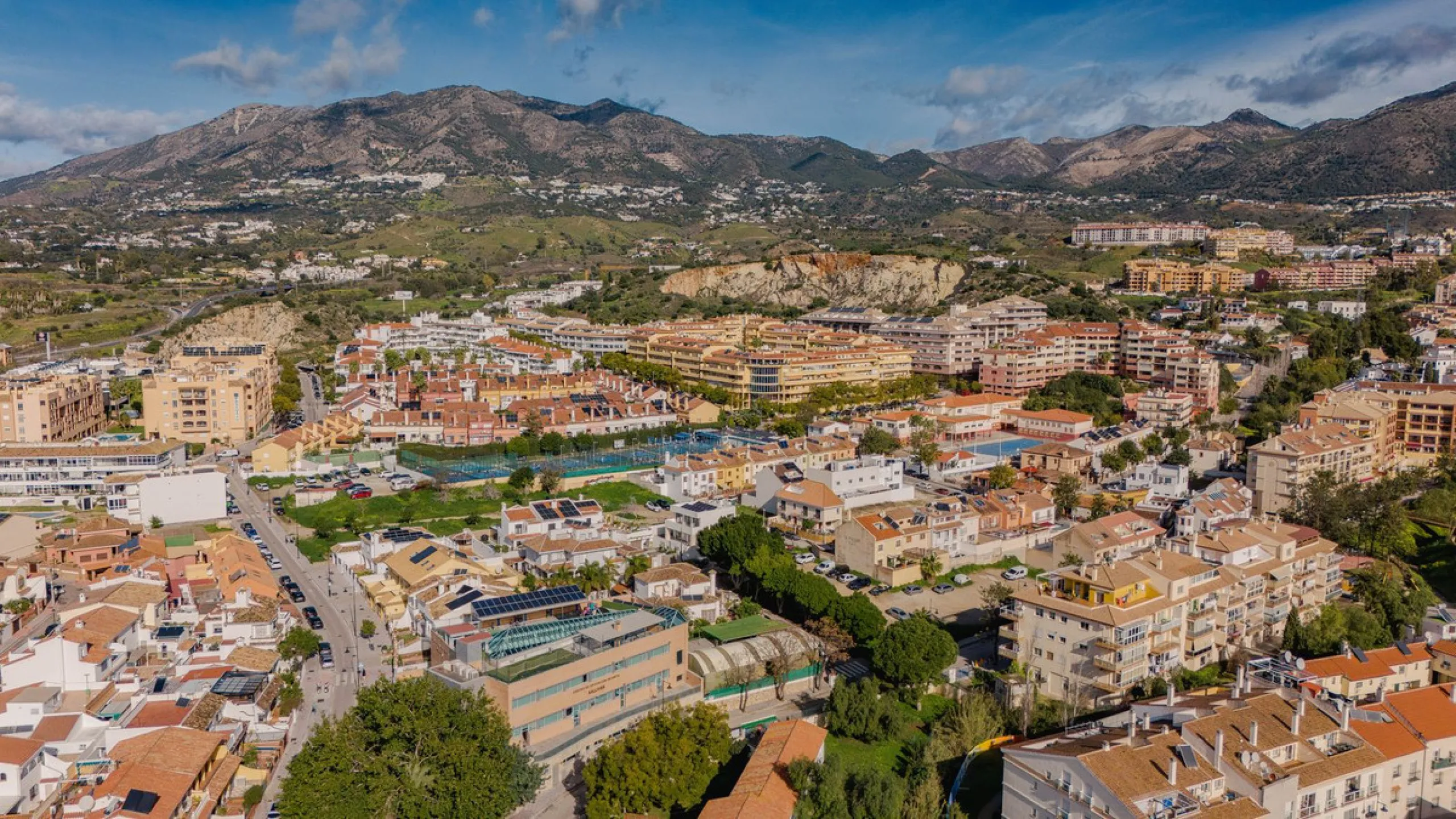 House - Detached Villa в продаже в Fuengirola, Málaga. В доме 5 спален и 2 ванных комнат. Площадь дома 415 м². Площадь участка 1089 м²