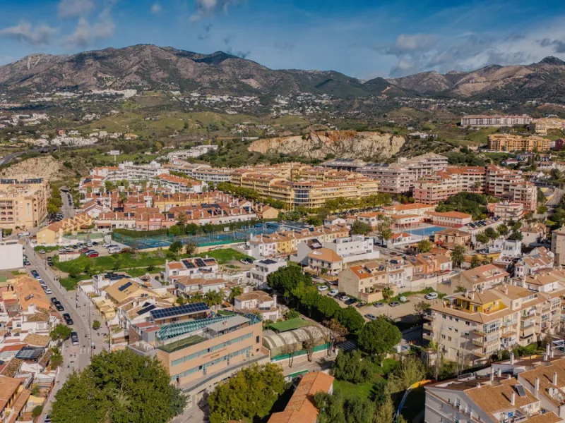 House - Detached Villa в продаже в Fuengirola, Málaga. В доме 5 спален и 2 ванных комнат. Площадь дома 415 м². Площадь участка 1089 м²
