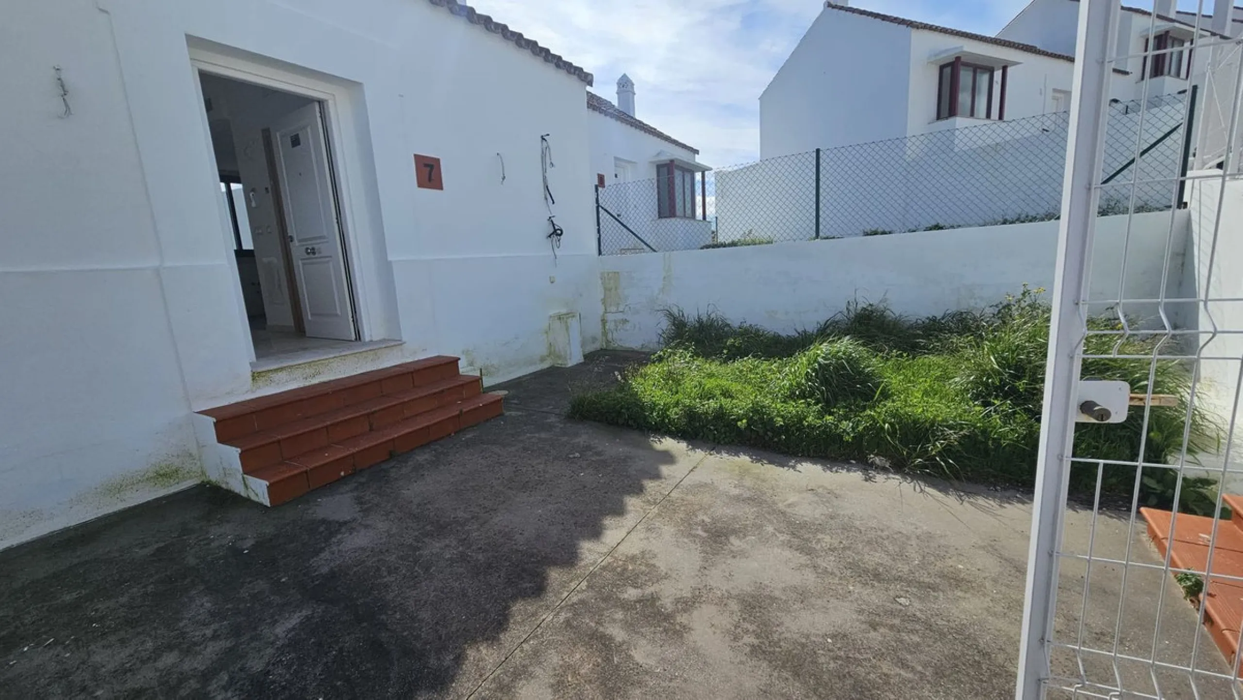 House - Townhouse в продаже в Casares, Málaga. В доме 3 спален и 2 ванных комнат. Площадь дома 237 м²