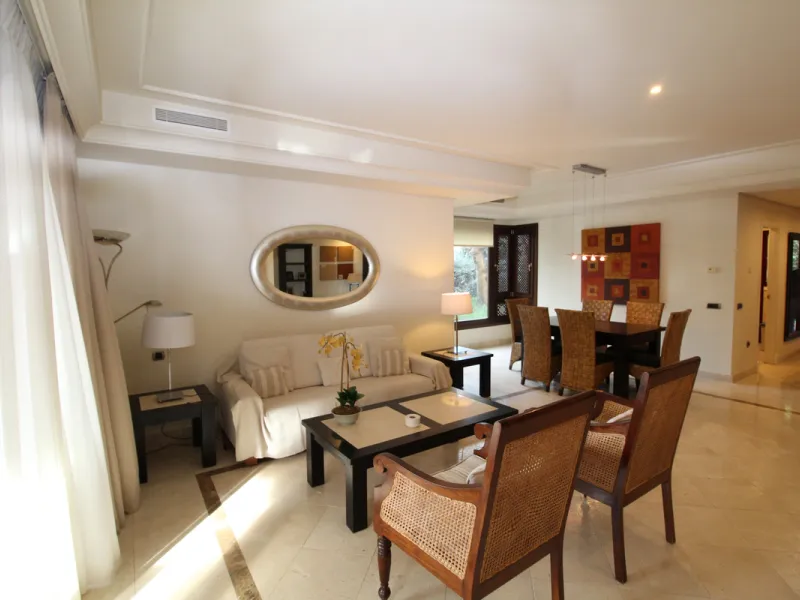 House - Semi-Detached House в продаже в Marbella, Málaga. В доме 3 спален и 3 ванных комнат. Площадь дома 431 м². Площадь участка 100 м²