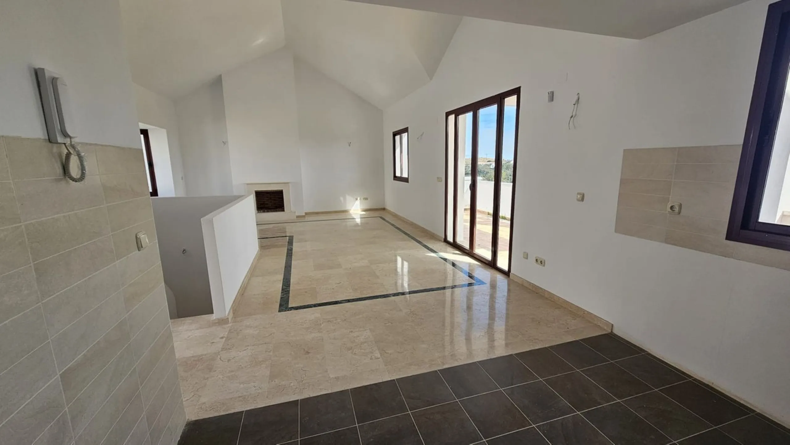 House - Townhouse в продаже в Casares, Málaga. В доме 3 спален и 2 ванных комнат. Площадь дома 237 м²