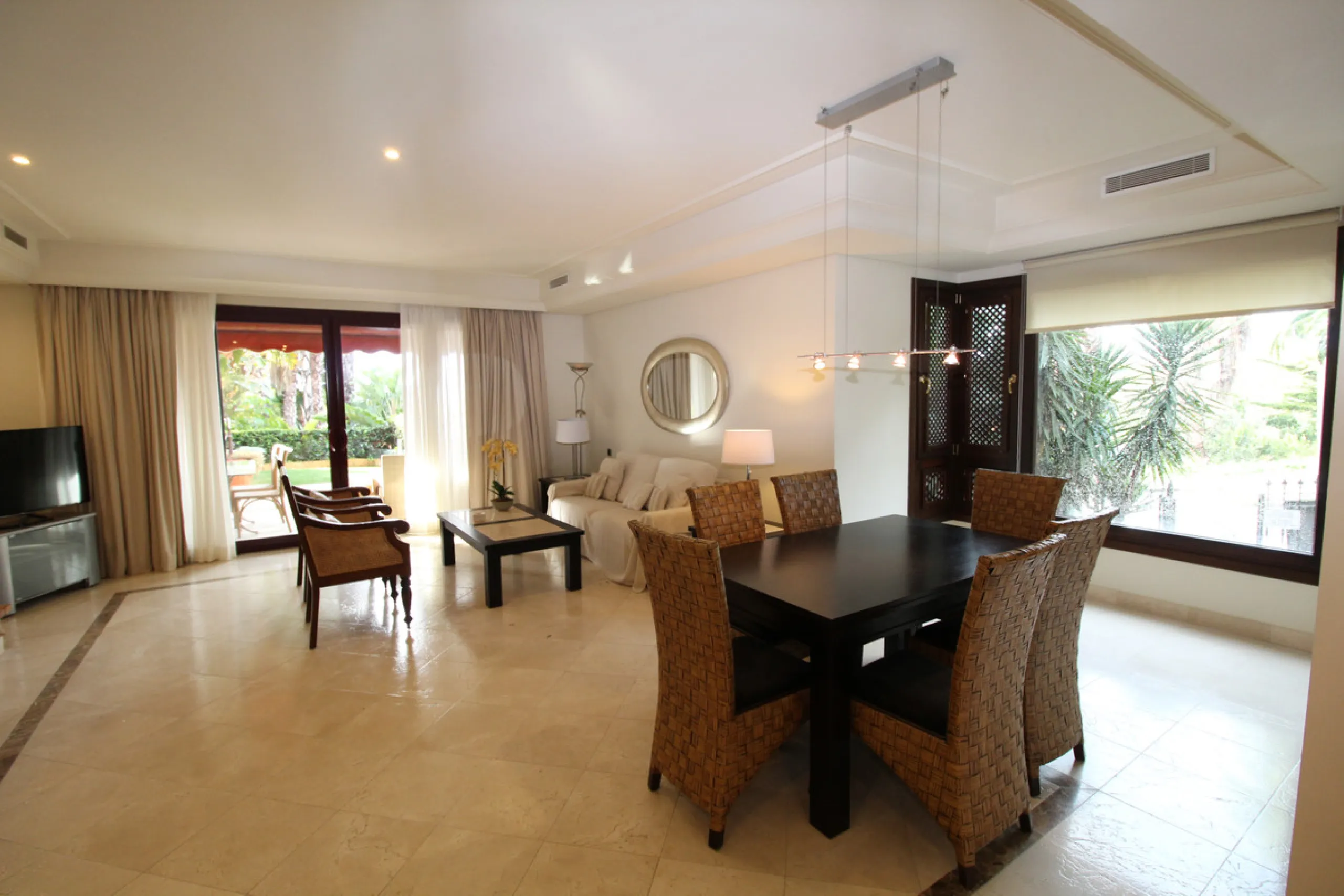 House - Semi-Detached House в продаже в Marbella, Málaga. В доме 3 спален и 3 ванных комнат. Площадь дома 431 м². Площадь участка 100 м²