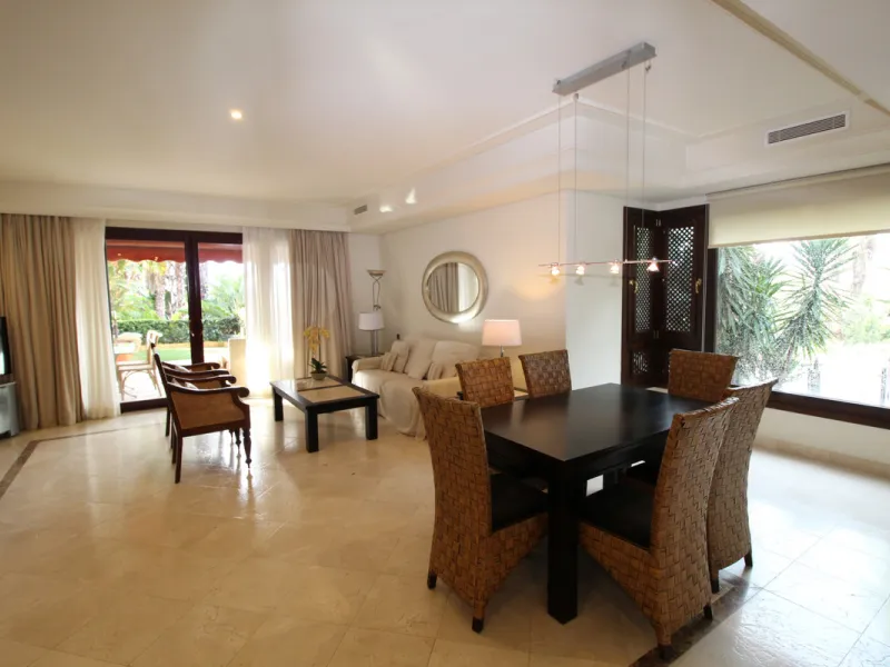 House - Semi-Detached House в продаже в Marbella, Málaga. В доме 3 спален и 3 ванных комнат. Площадь дома 431 м². Площадь участка 100 м²