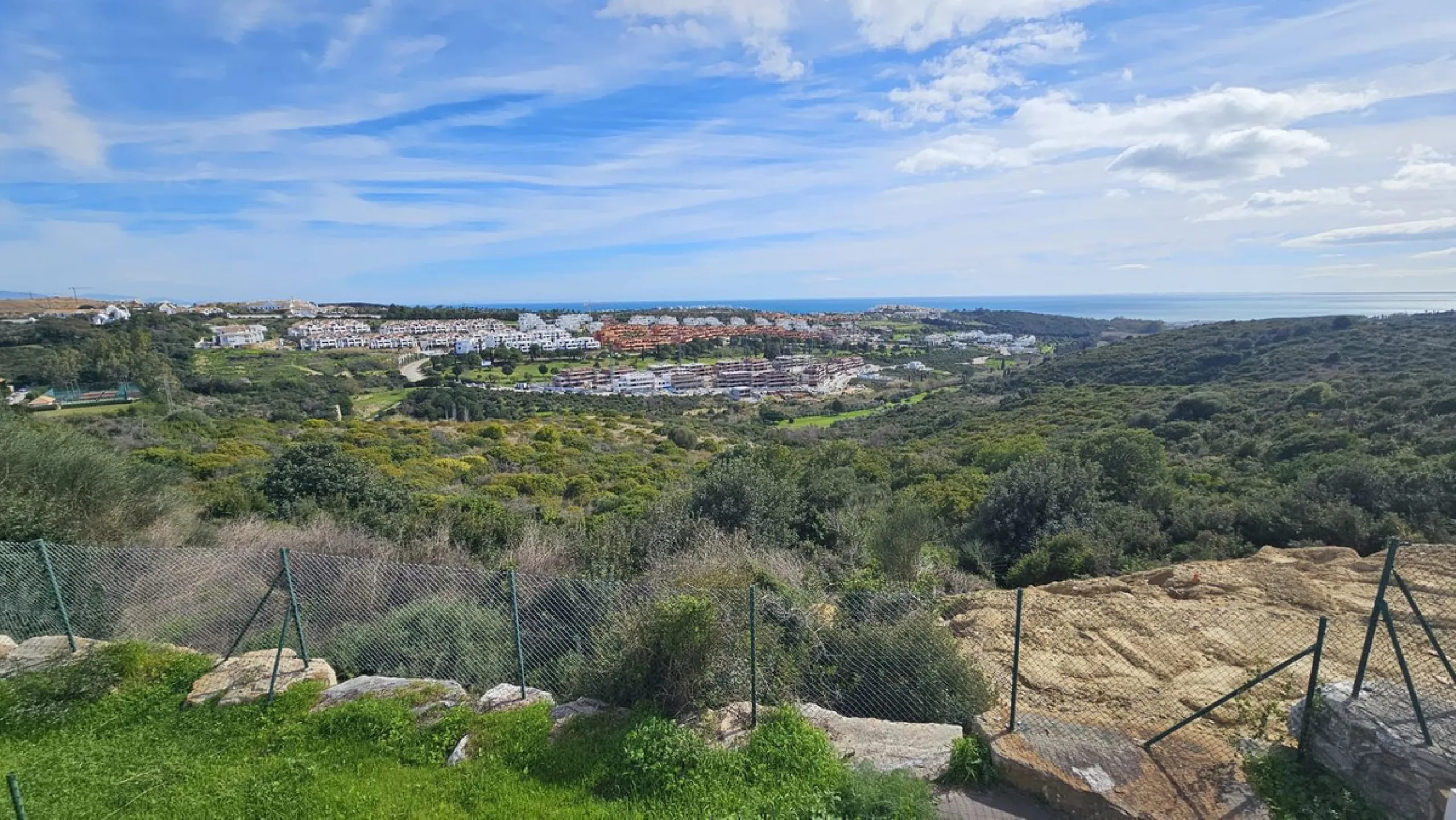 House - Townhouse в продаже в Casares, Málaga. В доме 3 спален и 2 ванных комнат. Площадь дома 237 м²