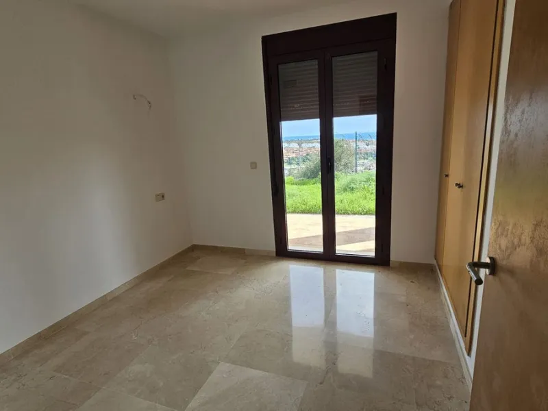 House - Townhouse в продаже в Casares, Málaga. В доме 3 спален и 2 ванных комнат. Площадь дома 237 м²